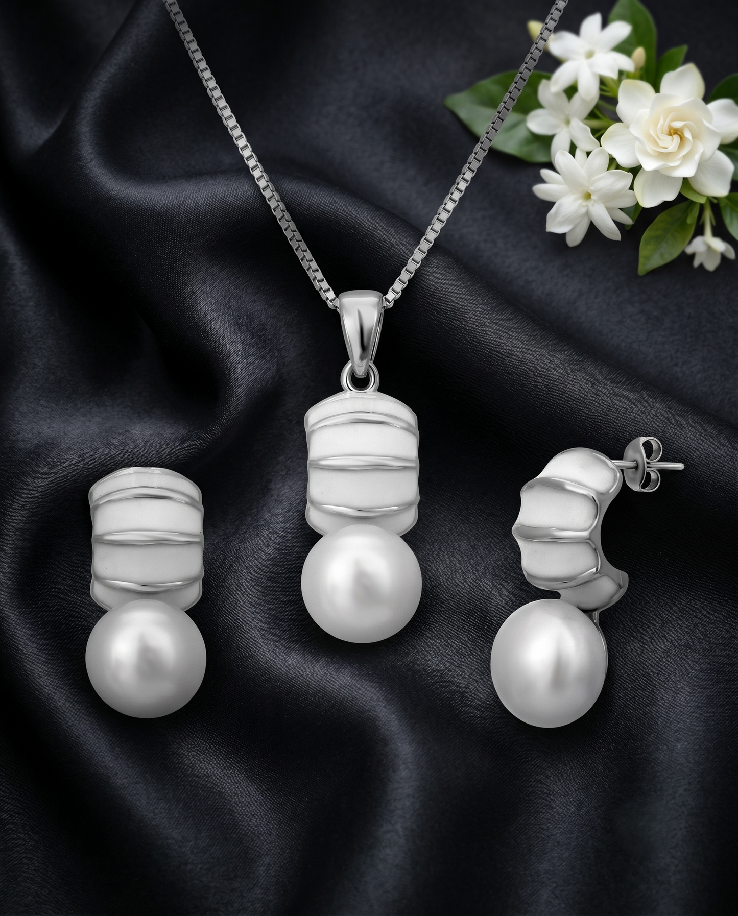 Lustrous Pearl Pendant Set