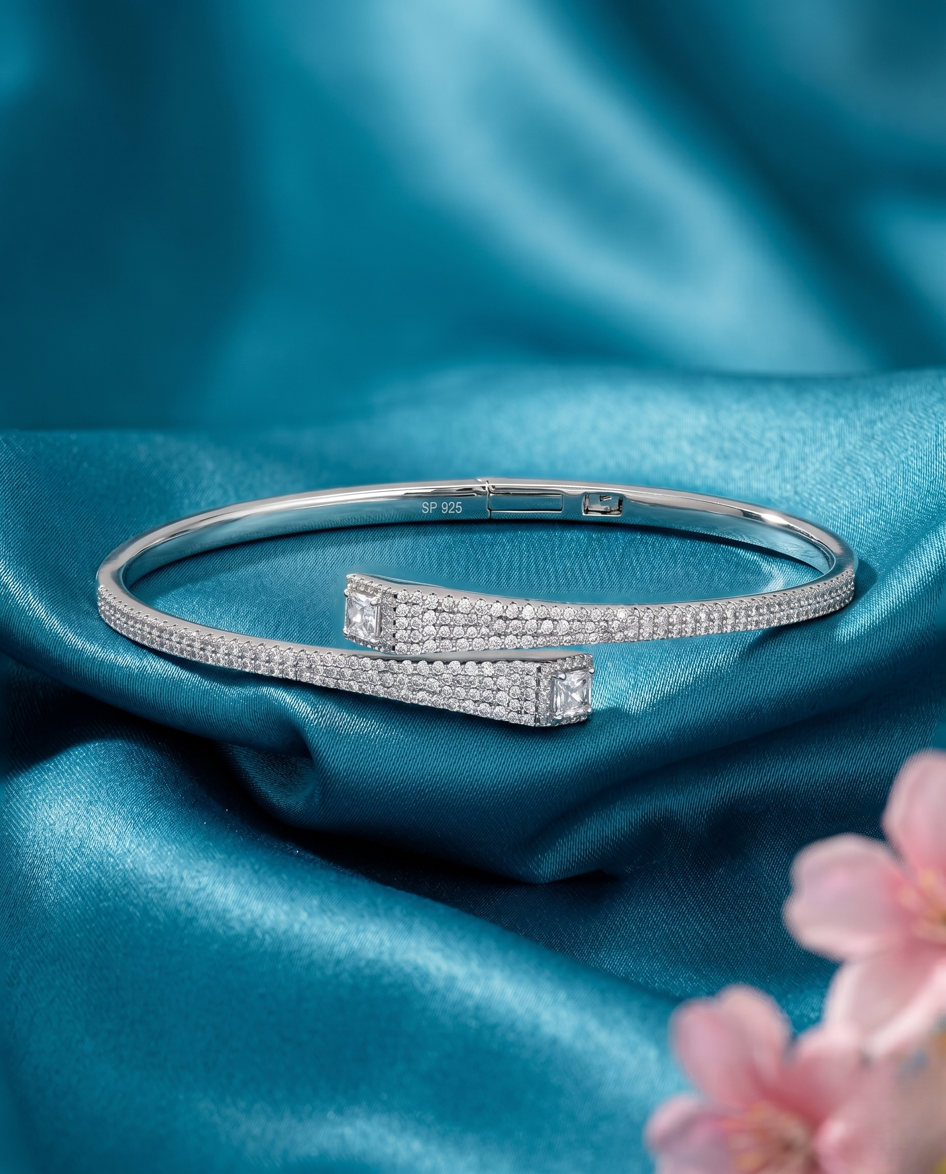 Luxe Linear Solitaire Bangle
