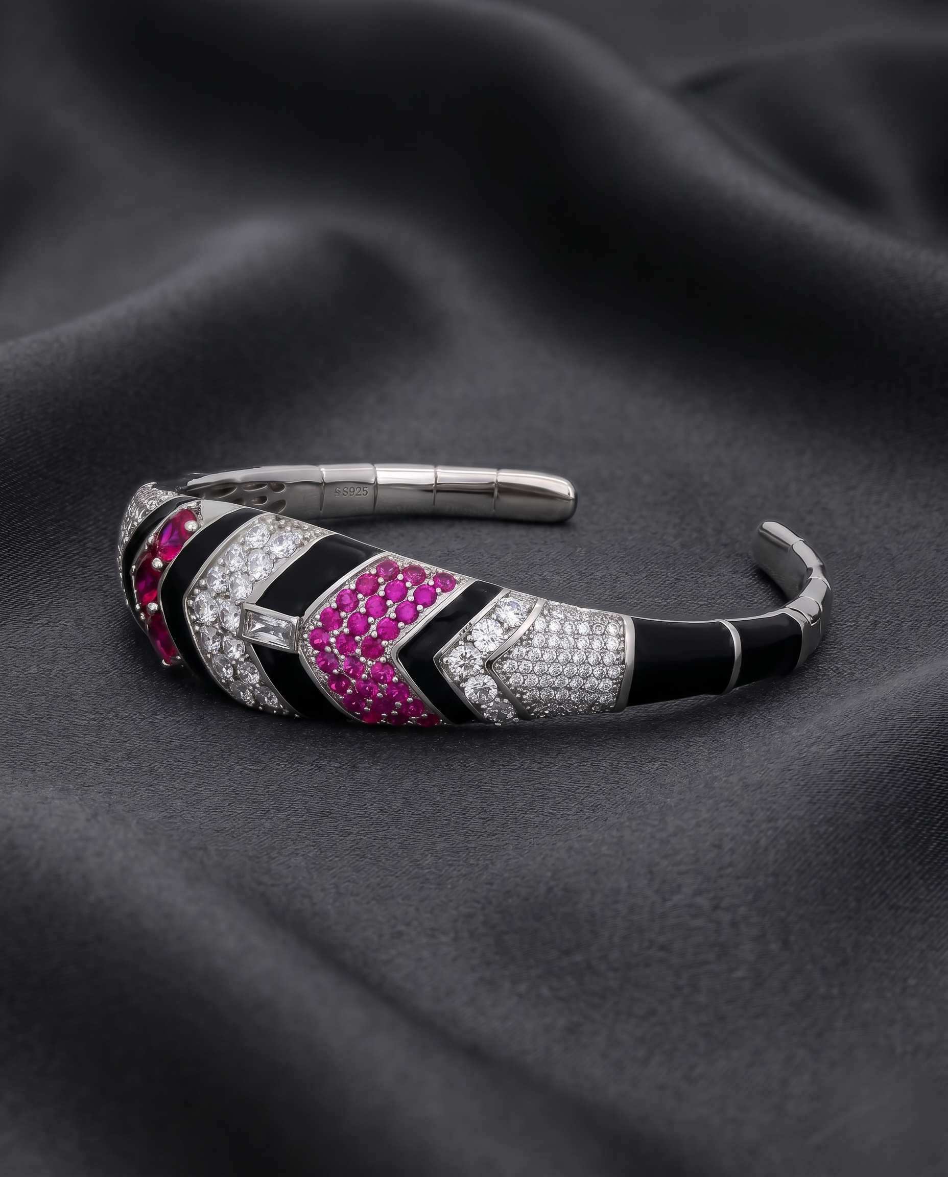 The Regal Chevron Solitaire Kada