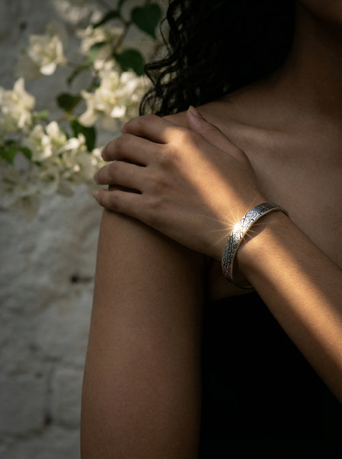 Load image 1 in gallery view. Etched Tribal Pattern Kada