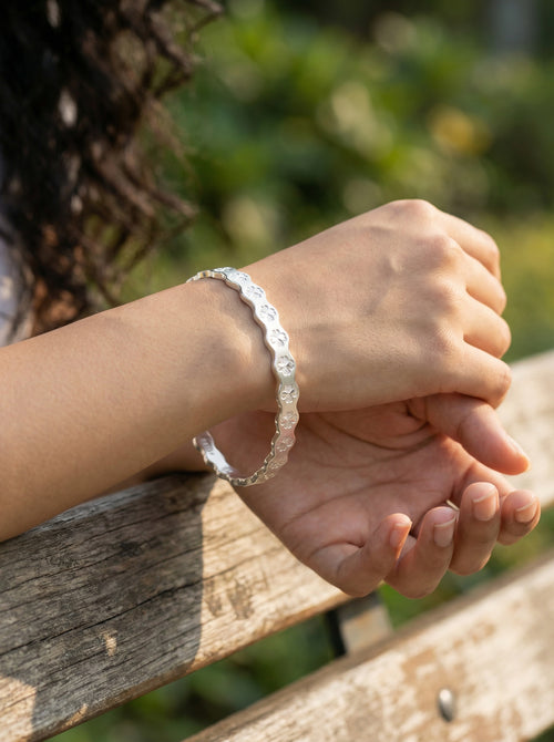 Load image 1 in gallery view. Silver Clover Wave Kada
