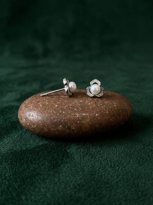 Load image 1 in gallery view. Trillium Bloom Pearl Studs