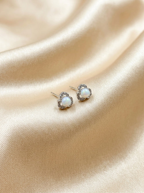 Load image 1 in gallery view. Trillium Bloom Pearl Studs